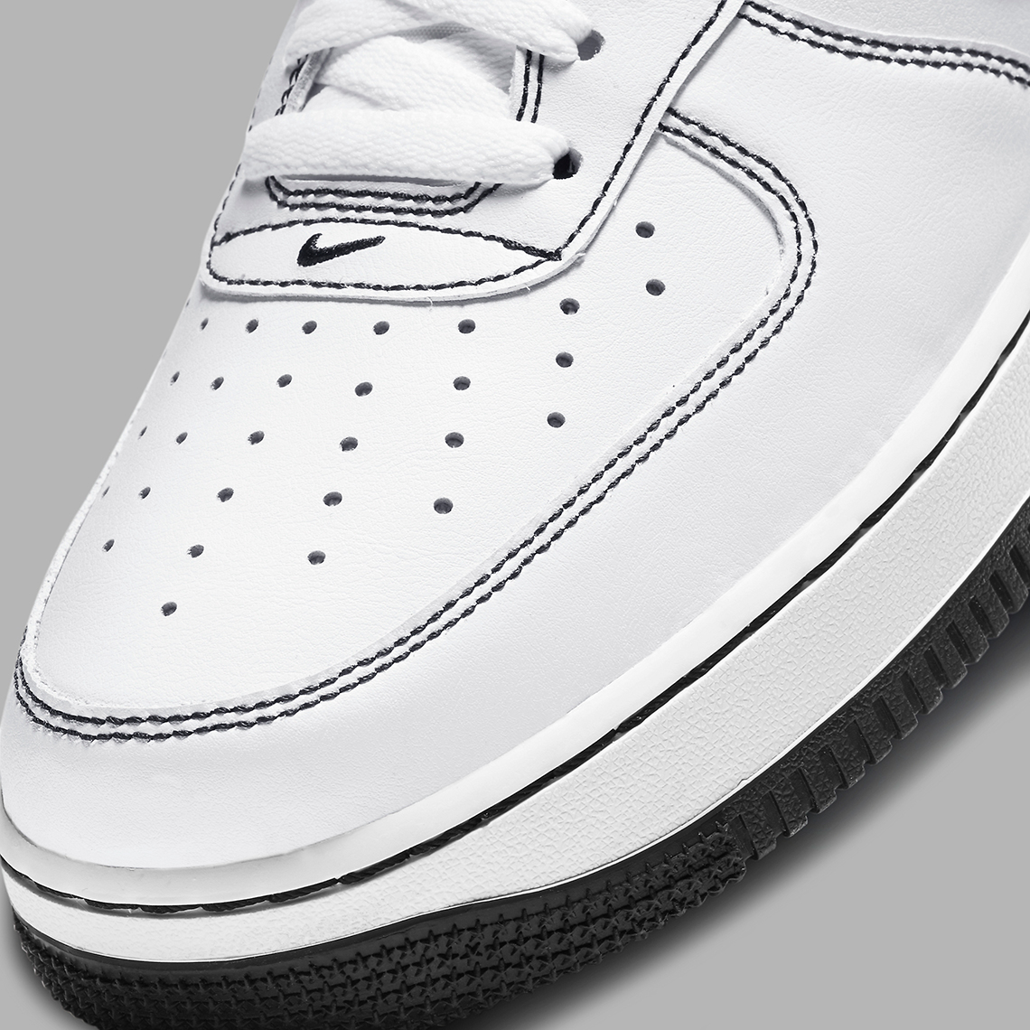 Nike air force 1 low hot sale white with black foxing stripe