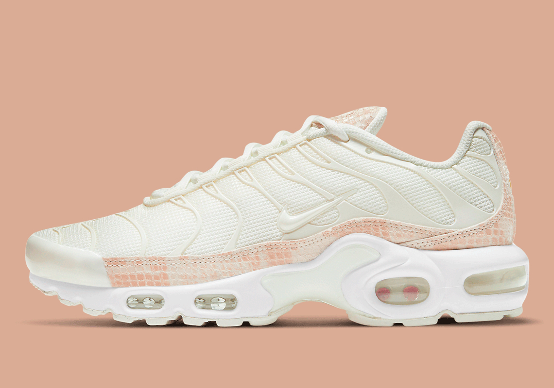 pink and white air max plus