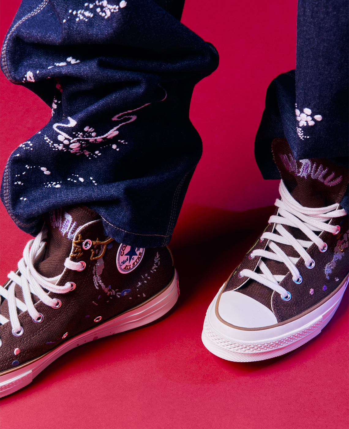 bandulu converse on feet