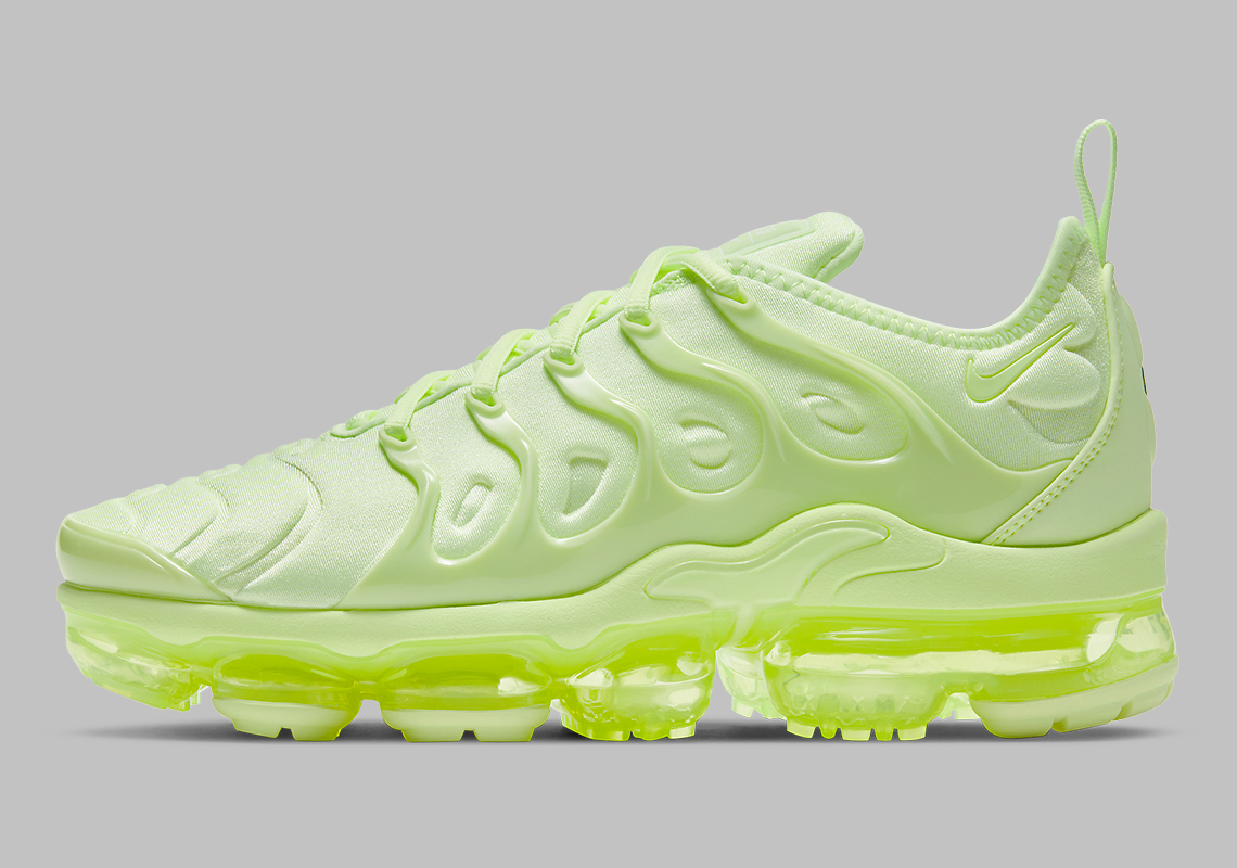 vapormax plus barely volt