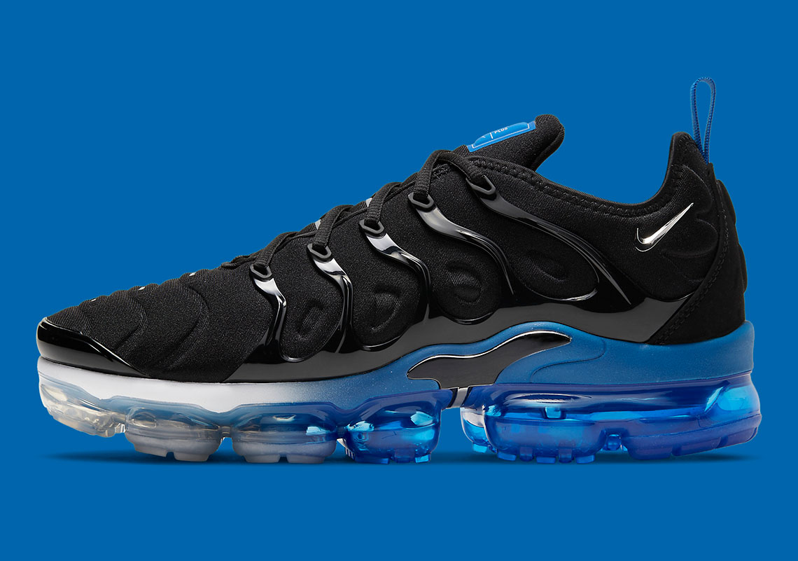 blue and white vapormax plus