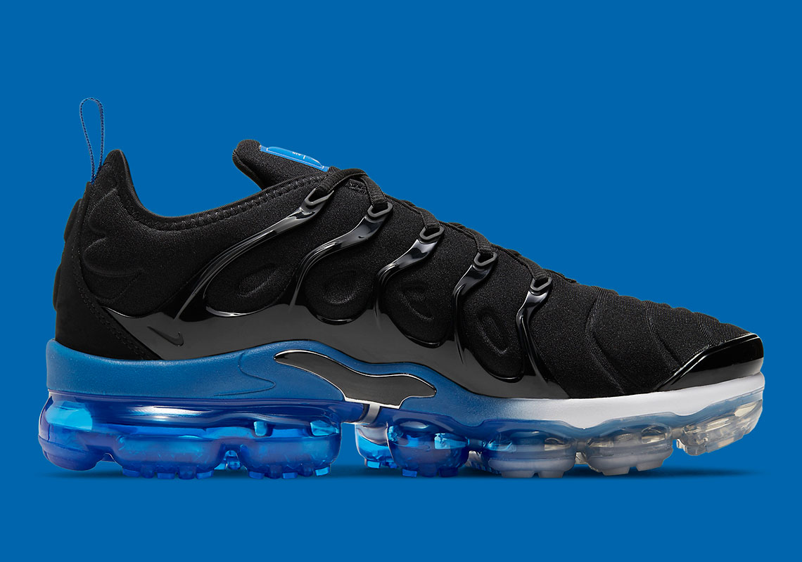 blue black and white vapormax