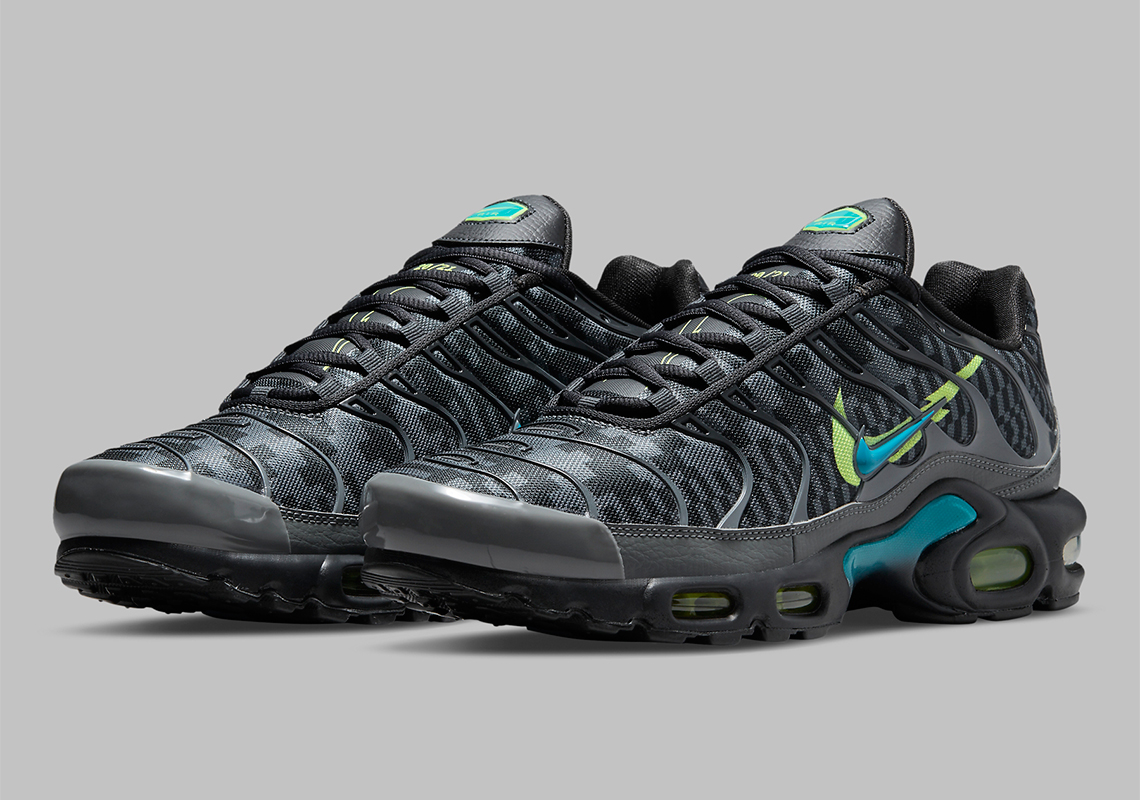 Double-Swoosh Treatment Arrives On The Nike Air Max Plus