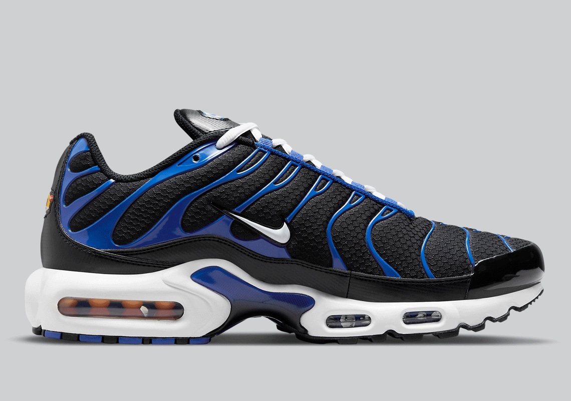 A Classic “Black” And “Royal” Look Lands On The Nike Air Max Plus