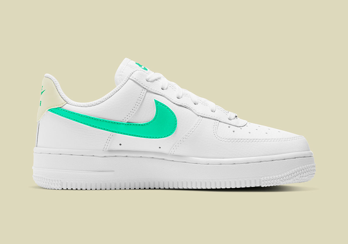 NIKE AIR FORCE 1 '07 TRIPLE WHITE GREEN WOMEN/GIRL GS MULTI SIZE *NEW * AF1
