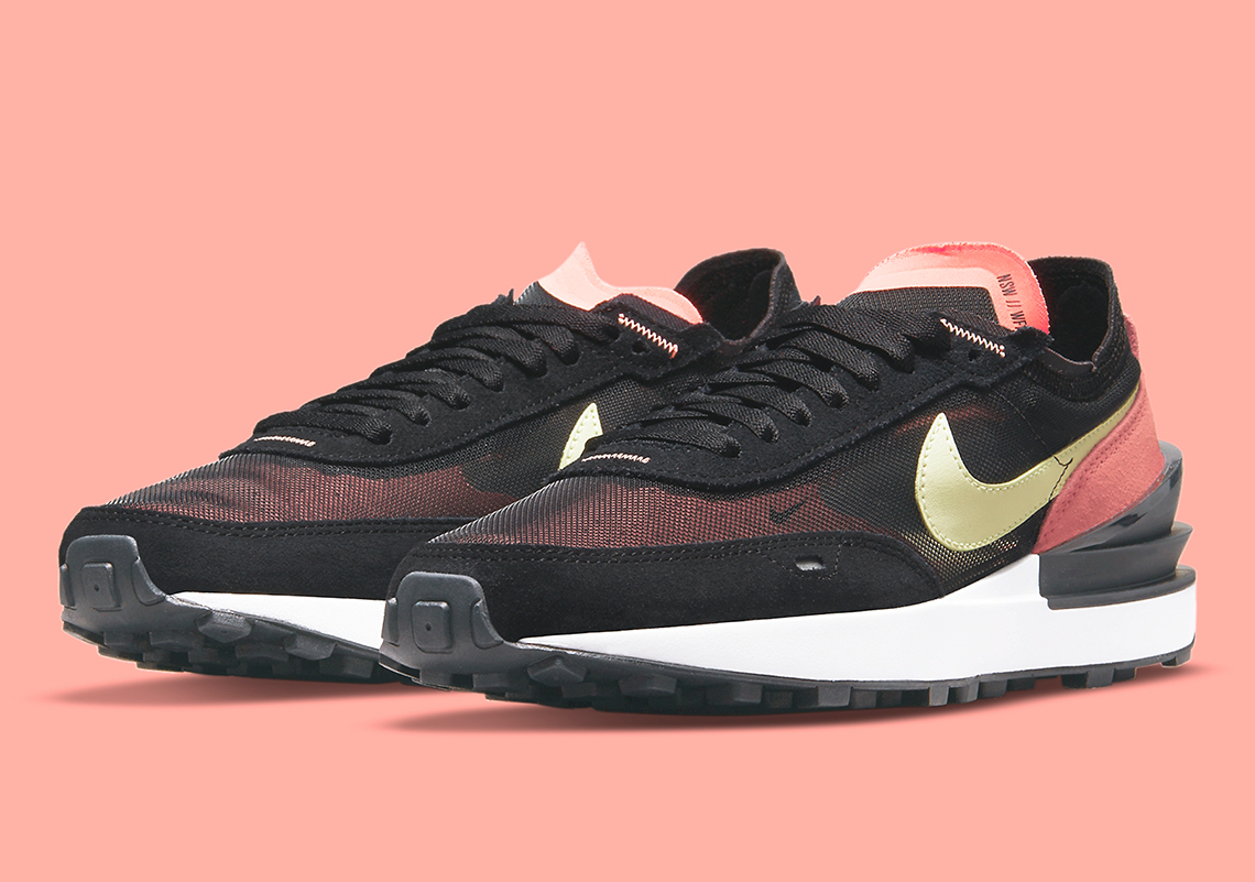 Pink And Gold Accents This Women’s Nike Waffle One