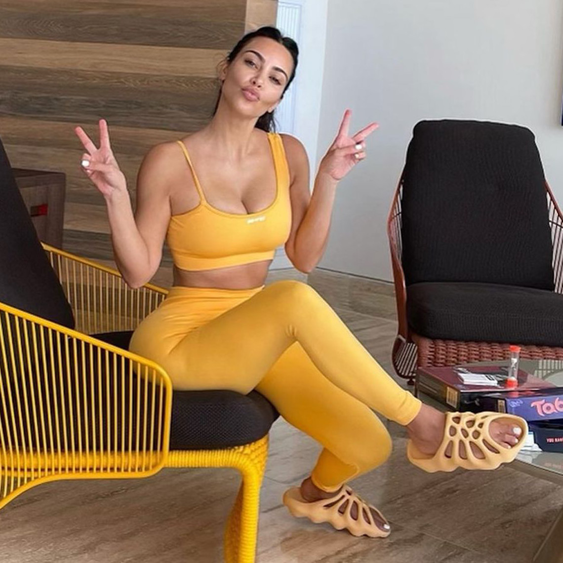 Kim Kardashian Med Adidas Yeezy 450 Slides