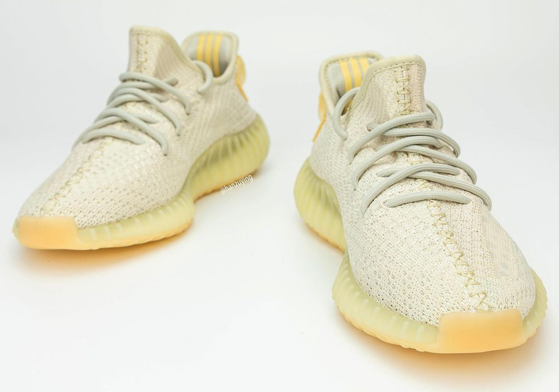 💡 This Yeezy Boost 350 V2 light offers an off white colour