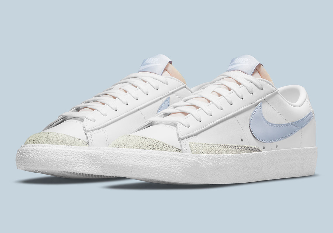 The Nike Lyhythihainen T-Paita Dry Tie ’77 “Ghost” Offers A Pleasant Tint Of Blue