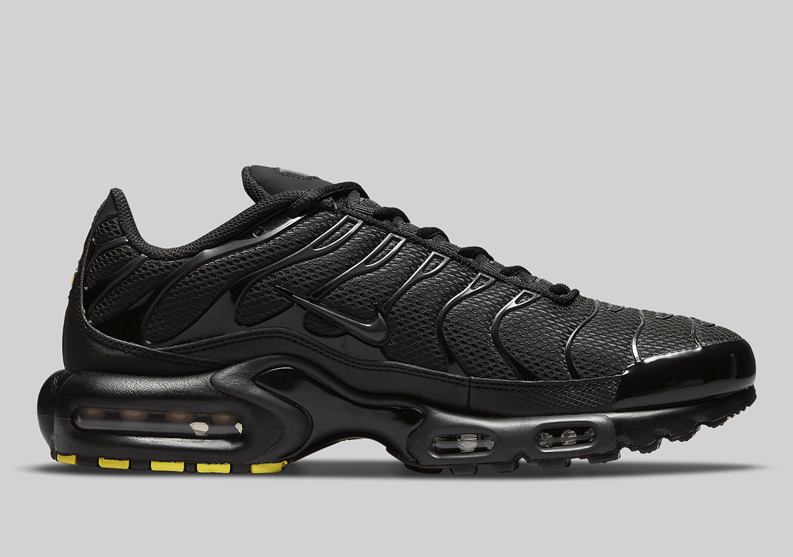 Nike Air Max Plus Triple Black DB0682-001 | SneakerNews.com