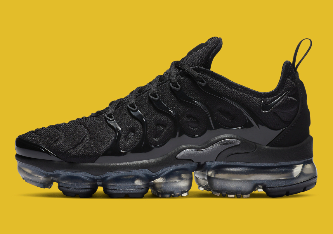 black nike shoes vapormax plus