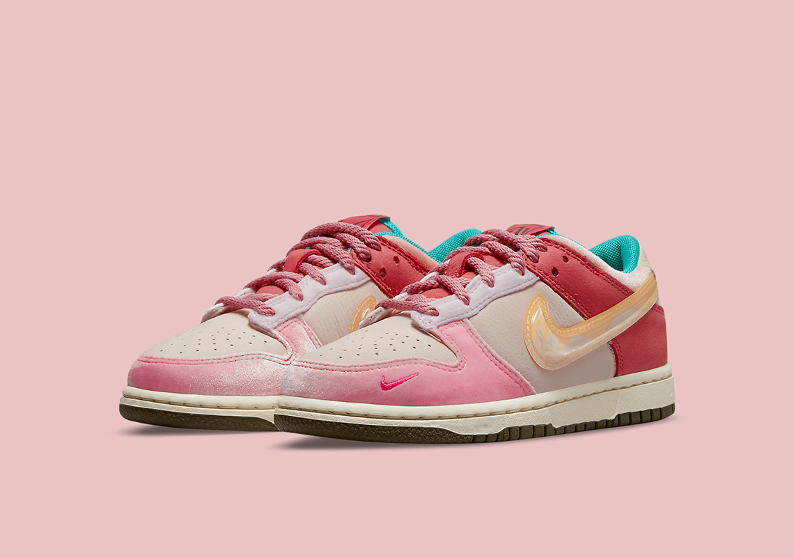 dunk low strawberry milk