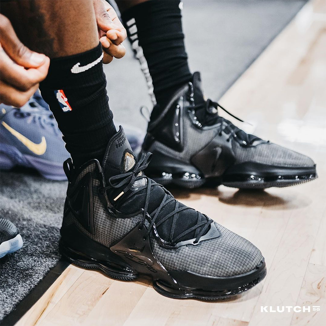 Lebron 15 low triple black best sale on feet