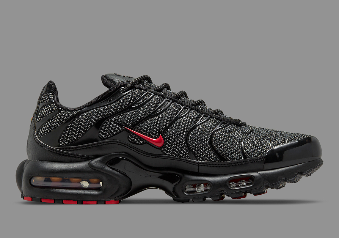 nike air max plus tn black red