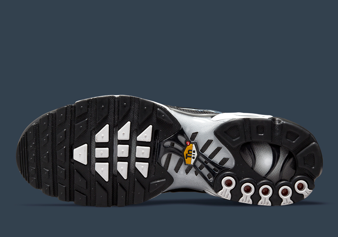 Nike Air Max Plus Navy Black DO6384-001 | SneakerNews.com