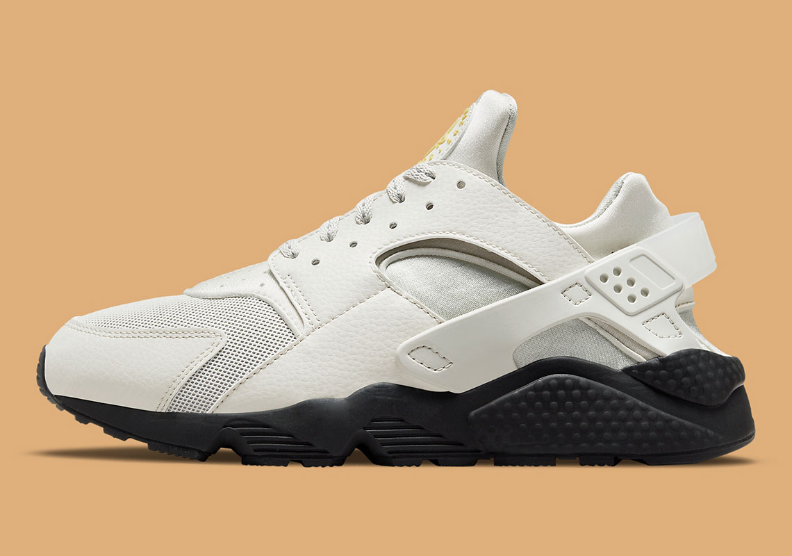 Nike huarache black white on sale sole