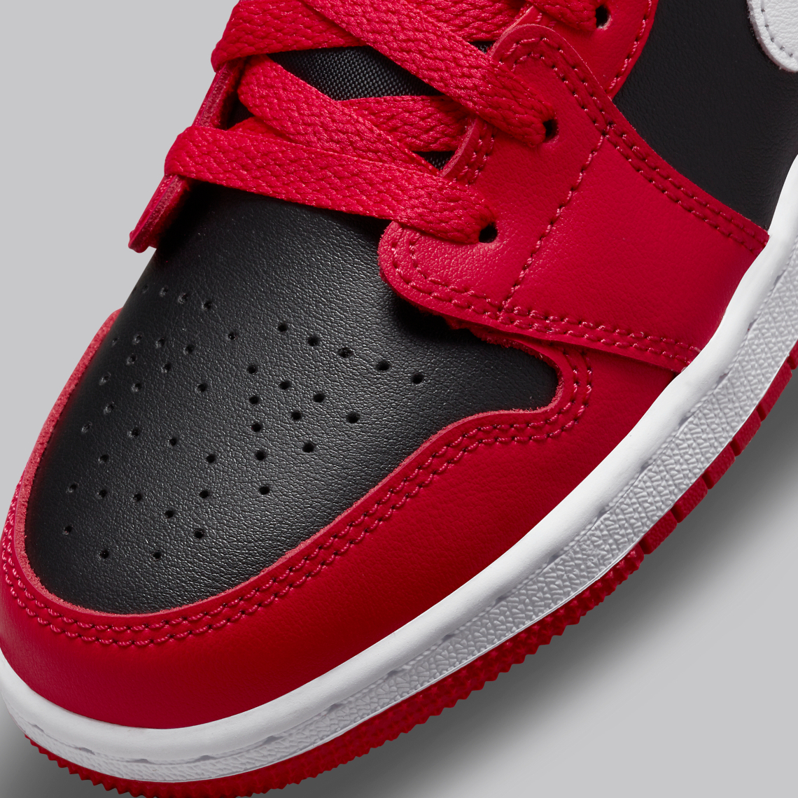 Nike air jordan 1 retro low чорно білі з червоним