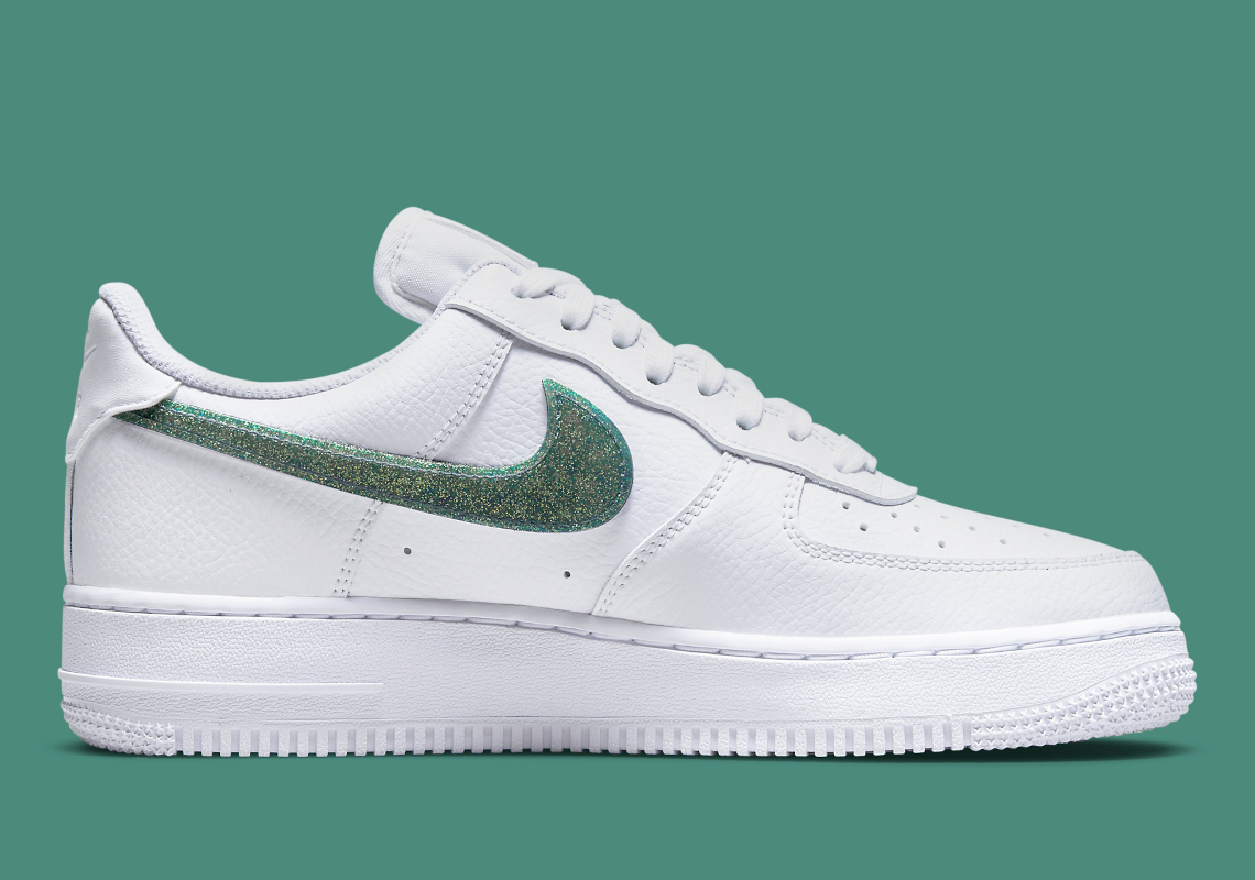 leninismo Muestra ángulo Nike Air Force 1 Low Glitter Swoosh DH4407-100 | SneakerNews.com