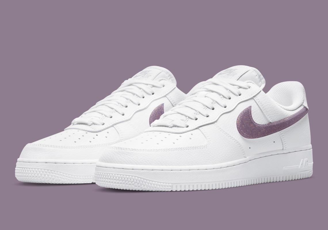 comprender arroz Aprendizaje Nike Air Force 1 Low Purple Glitter DH4407-102 | SneakerNews.com