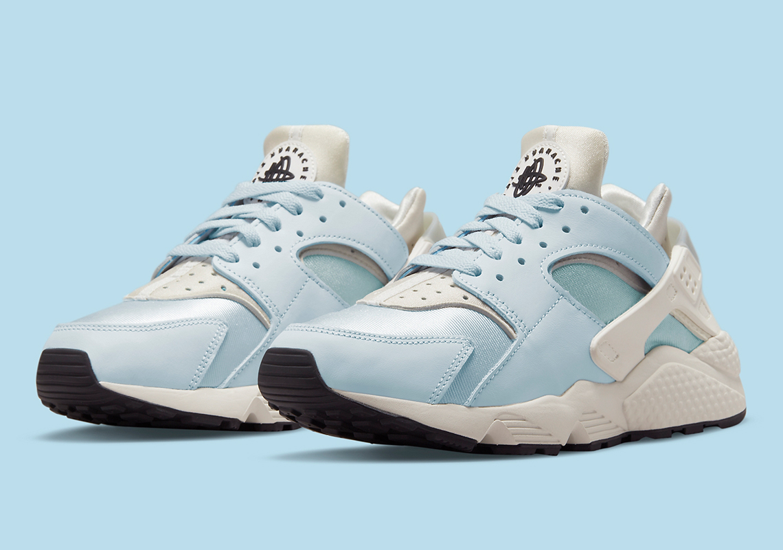 nike air huarache blue and white