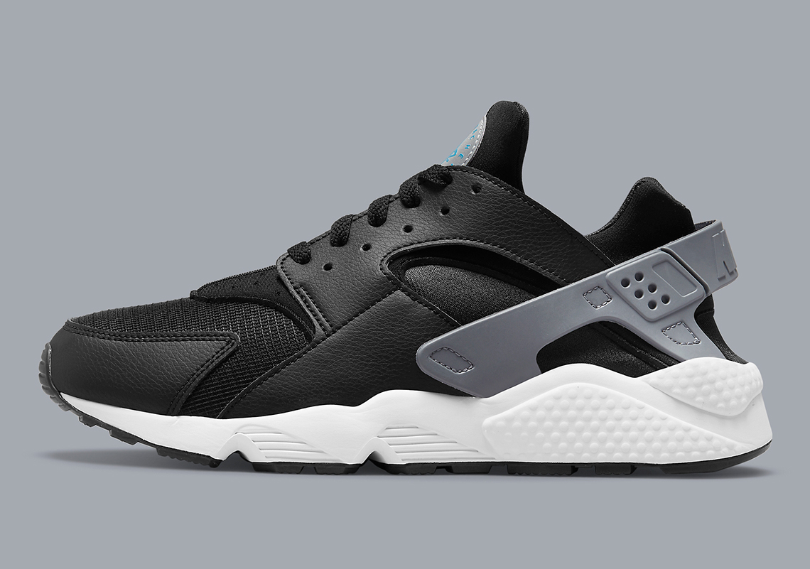 Black and grey nike hot sale huarache