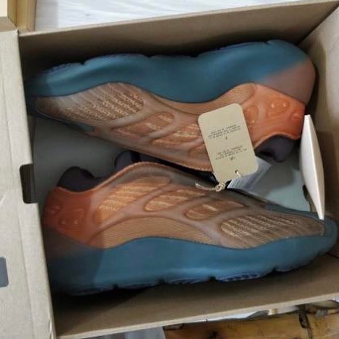 のみの YEEZY 700 V3 ADIDAS スニーカーCopper Fade Ohjc7-m32632988250 ルカリ