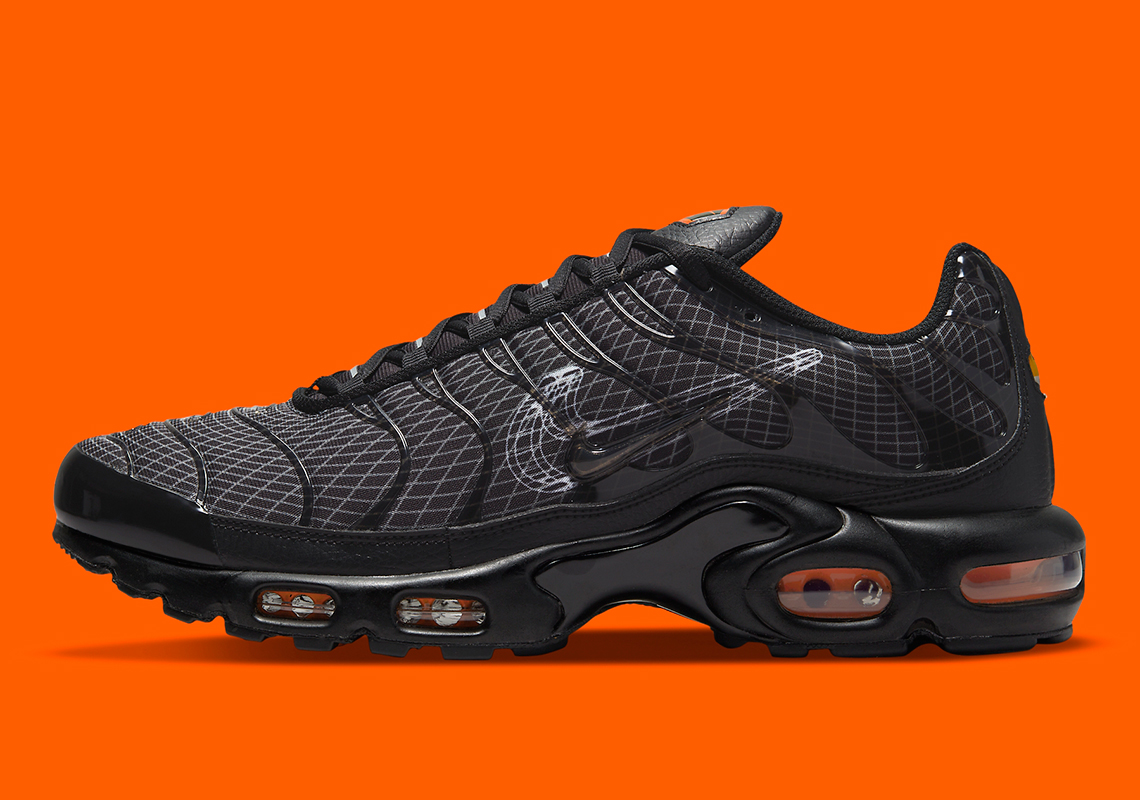 Sketched Swooshes Appear On This Stealthy Nike Air Max Plus