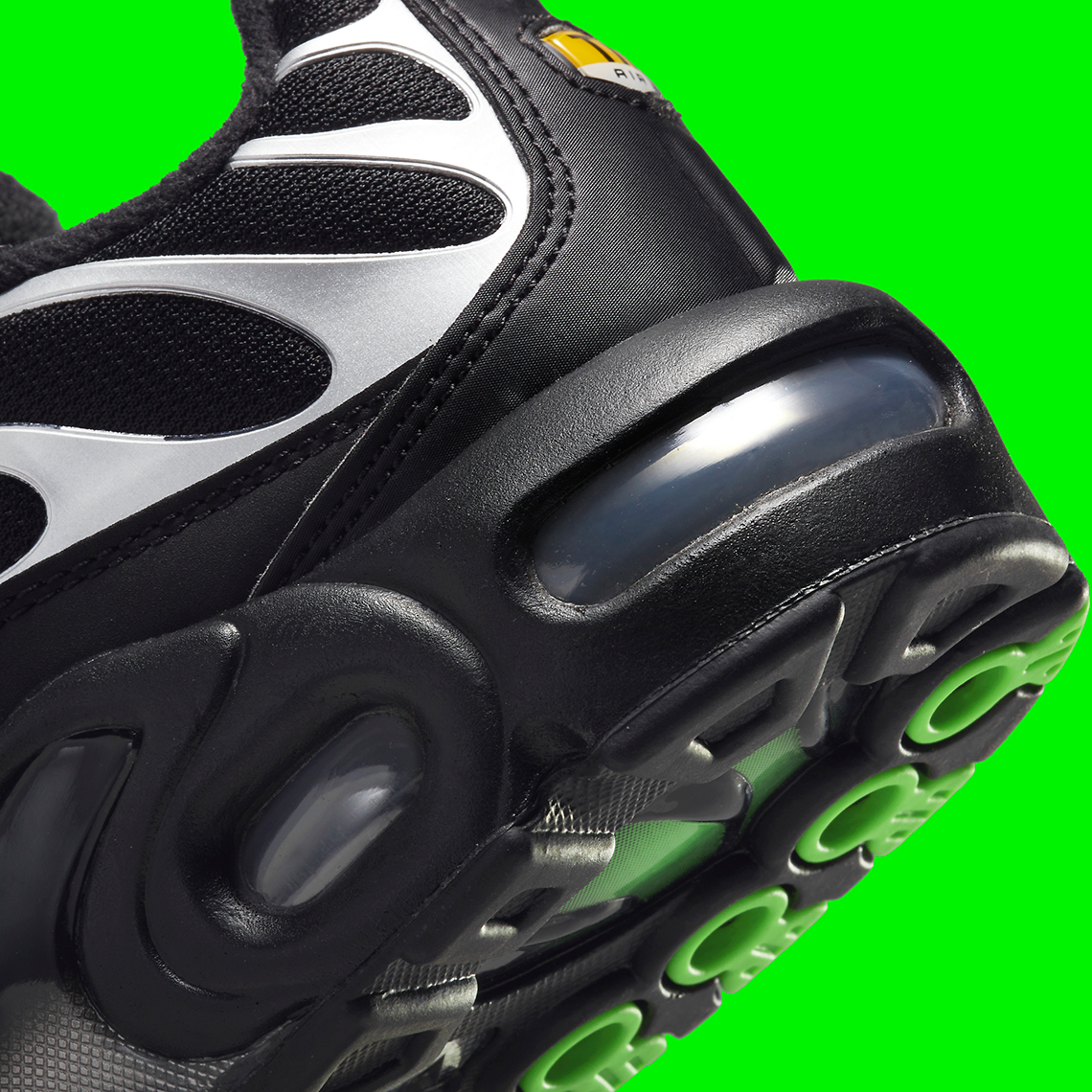 ponerse en cuclillas Asser Contador Nike Air Max Plus Black Silver Electric Green DR0139-001 | SneakerNews.com