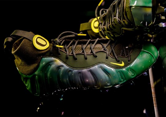 Nike Blesses The Oregon Ducks With Vaporposite "Galaxy" Cleats For Pac-12 Championship Game