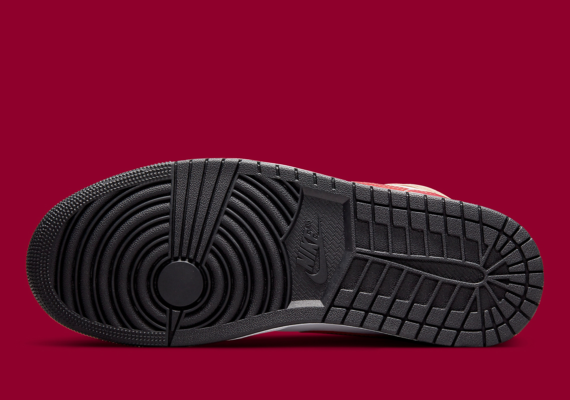 Nike et que la Air Jordan 1 se pare dun swoosh noir inversé Infrared einige Größen via BSTN Mid 554724 201 4