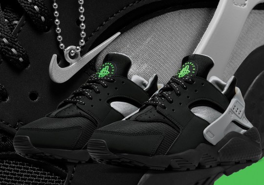 A Swoosh-Shaped Charm Hangs From This Simple Air Huarache Colorway