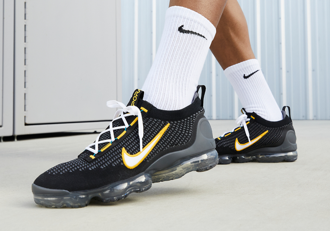 Vapormax flyknit 2025 black and gold