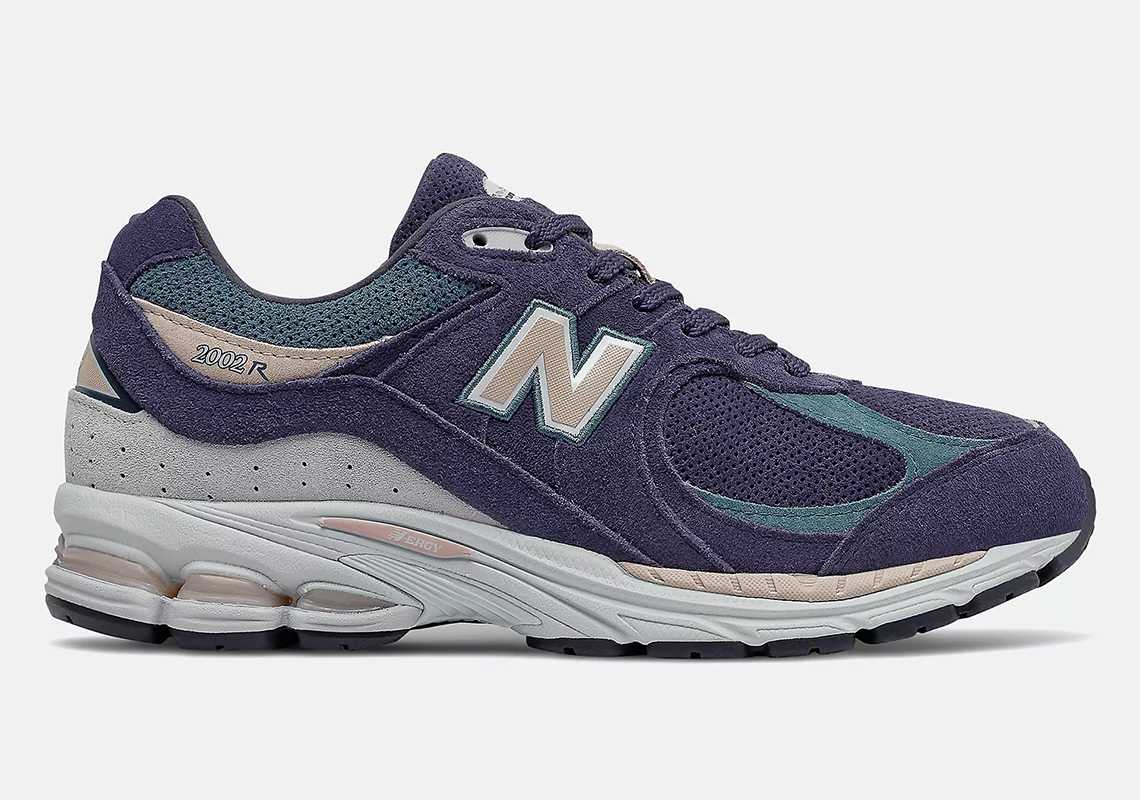 “Night Tide” And “Au Lait” Dress This Latest New Balance 2002R