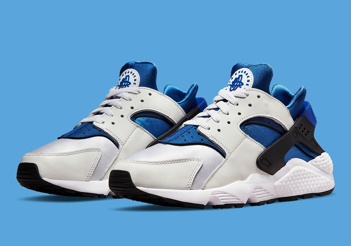 Nike Mixes "Metro Blue" With "Sport Royal" For This Upcoming Air Huarache