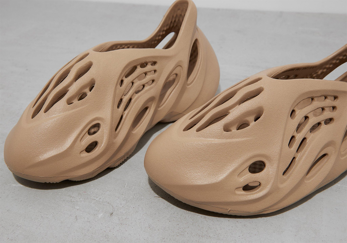 adidas Yeezy Foam Runner Mist GV6774 Release Date | SneakerNews.com