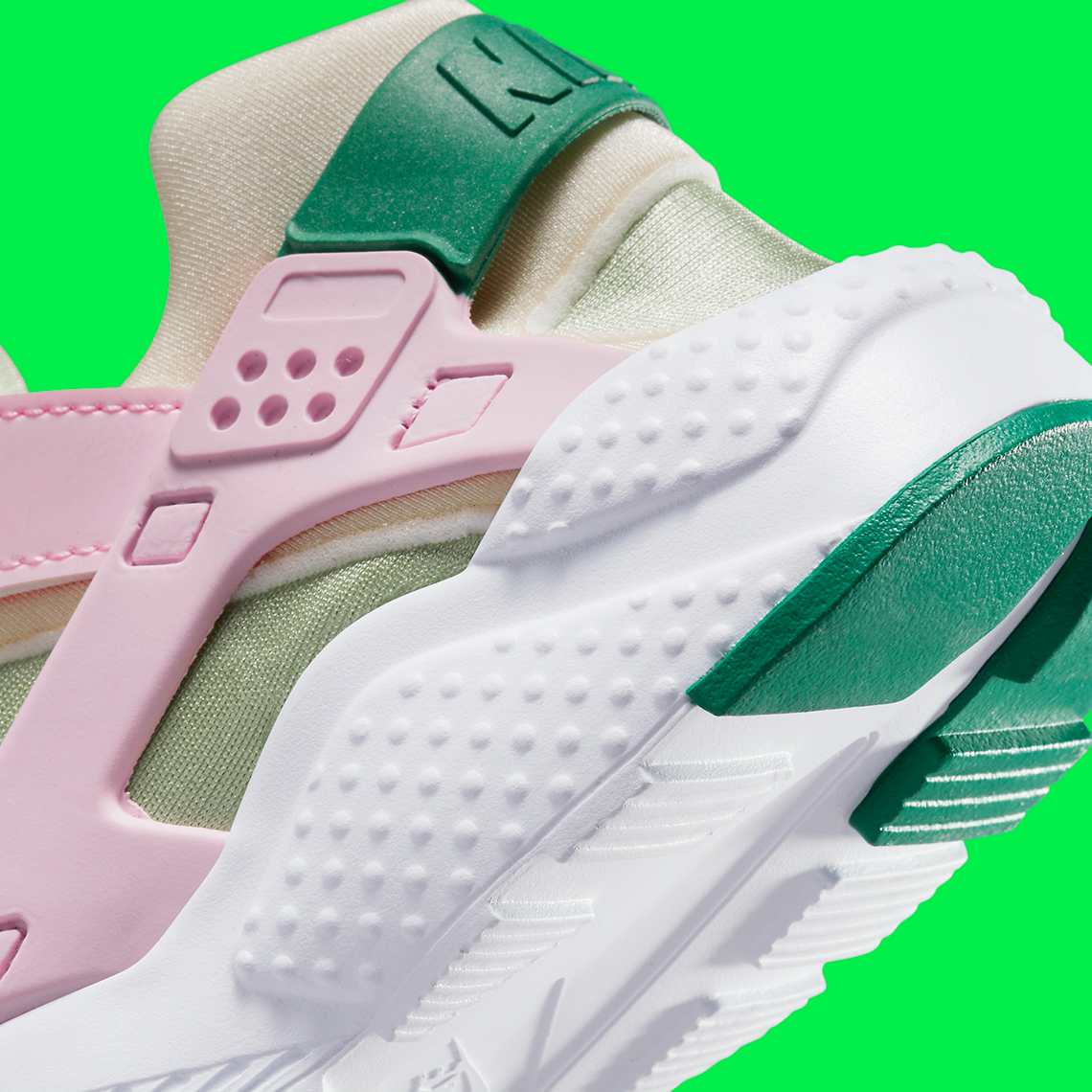 Laag Beginner in het midden van niets Nike Air Huarache GS Pink Green DQ0517-600 | SneakerNews.com