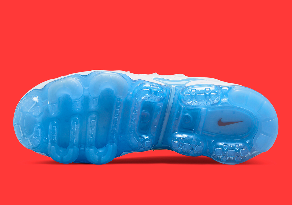 White vapormax cheap blue bottom