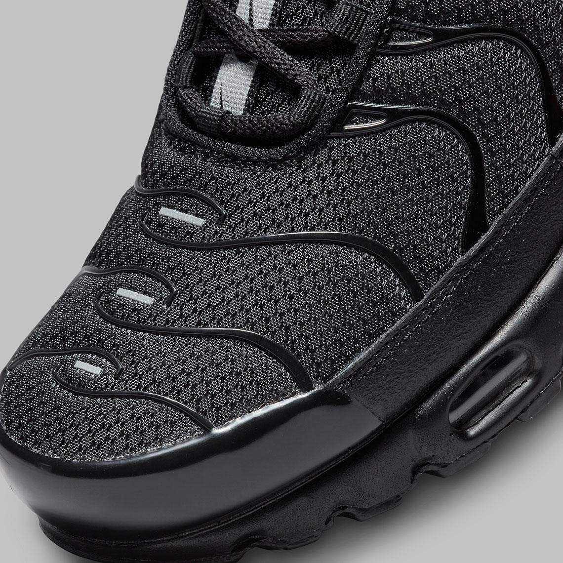 Nike Air Max Plus Black Silver DX8971-001 | SneakerNews.com