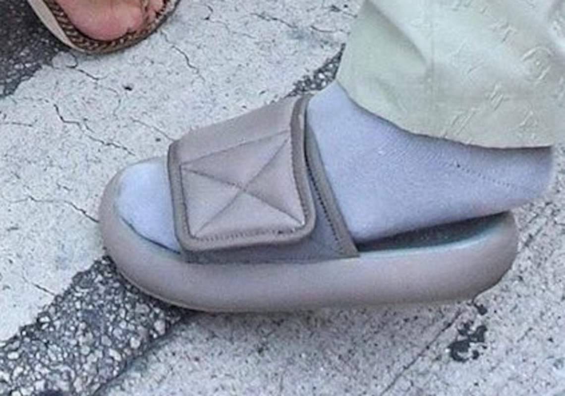 yeezy sandals kanye