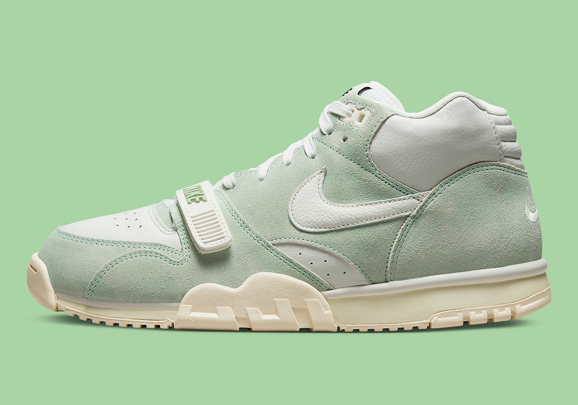 Green nike hot sale air trainers