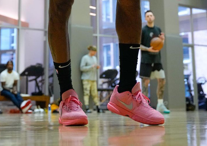Bronny James Debuts Pink Nike LeBron 20 in Dunk Contest - Sports  Illustrated FanNation Kicks News, Analysis and More
