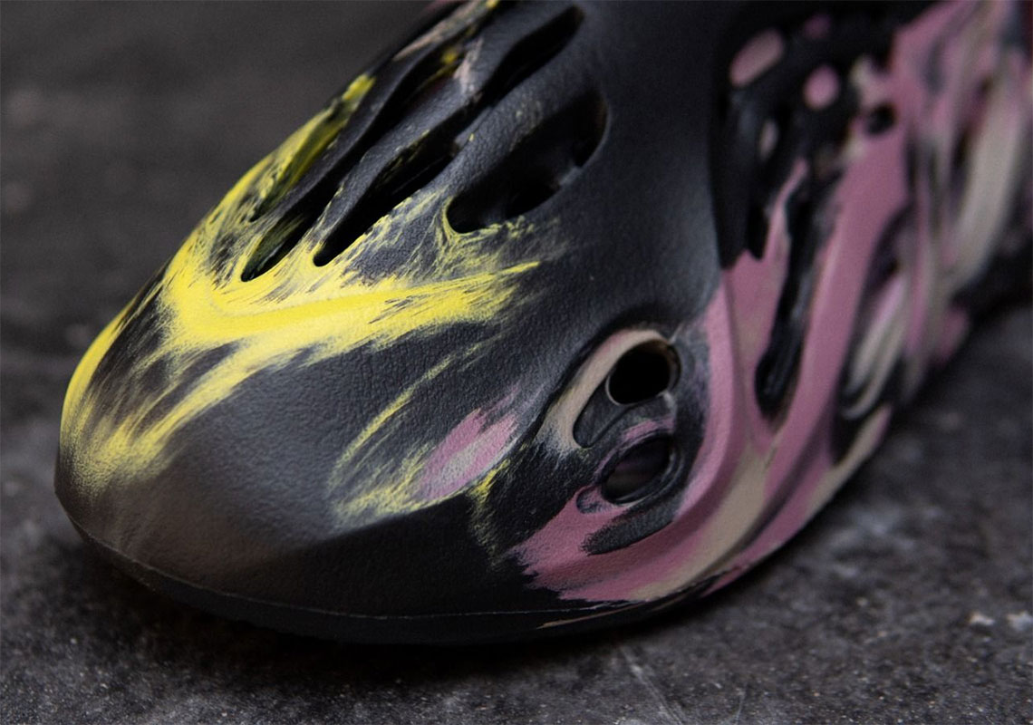 Yeezy Foam Runner "MX Carbon" (Yeezy Day 2022) | SneakerNews.com