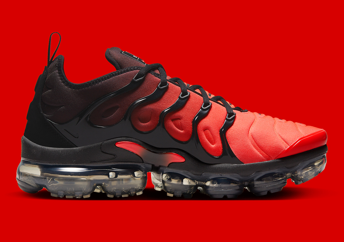 Nike vapormax black and hot sale red