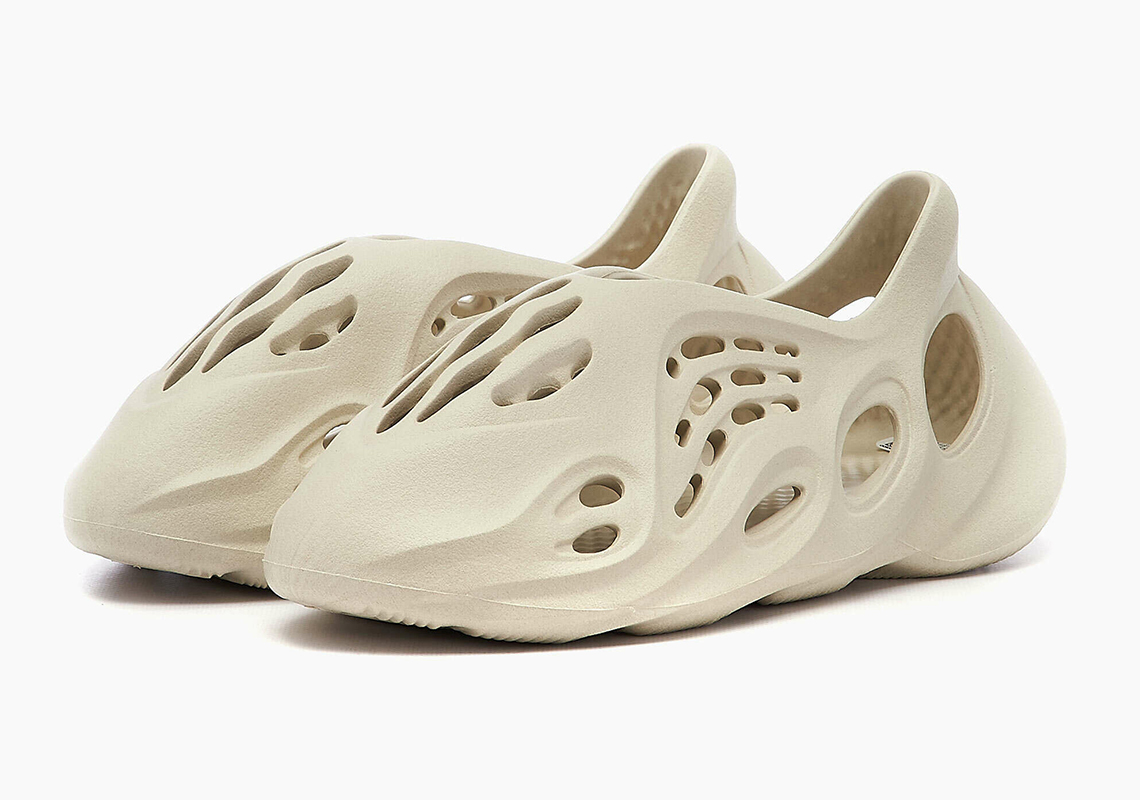 Yeezy Foam Runner Sand FY4567 August 2022 Store List | SneakerNews.com