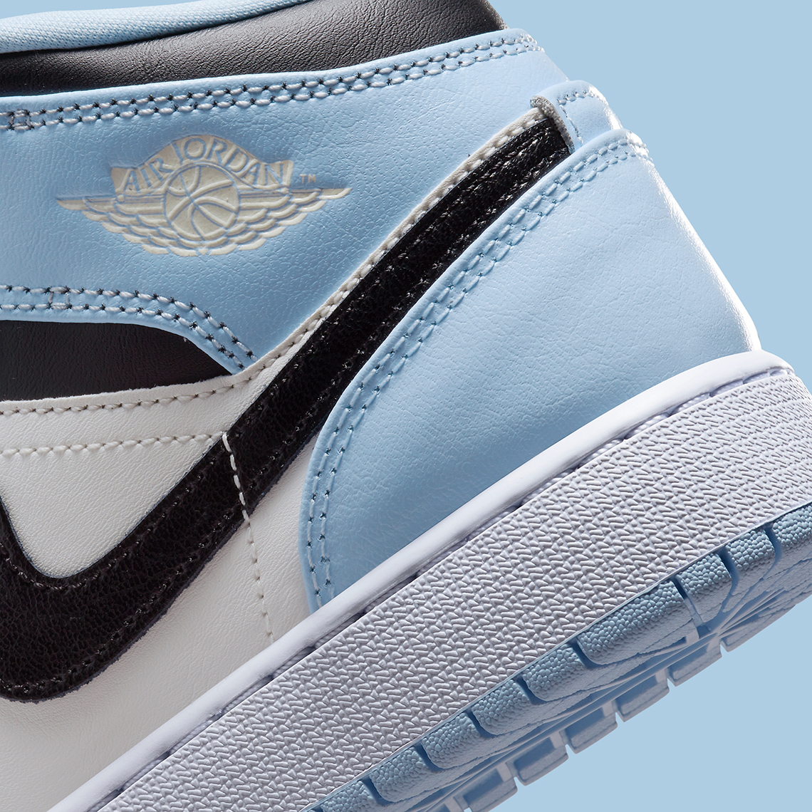 Jordan 1 Mid Ice Blue (2022) (GS) Kids' - 555112-401 - US