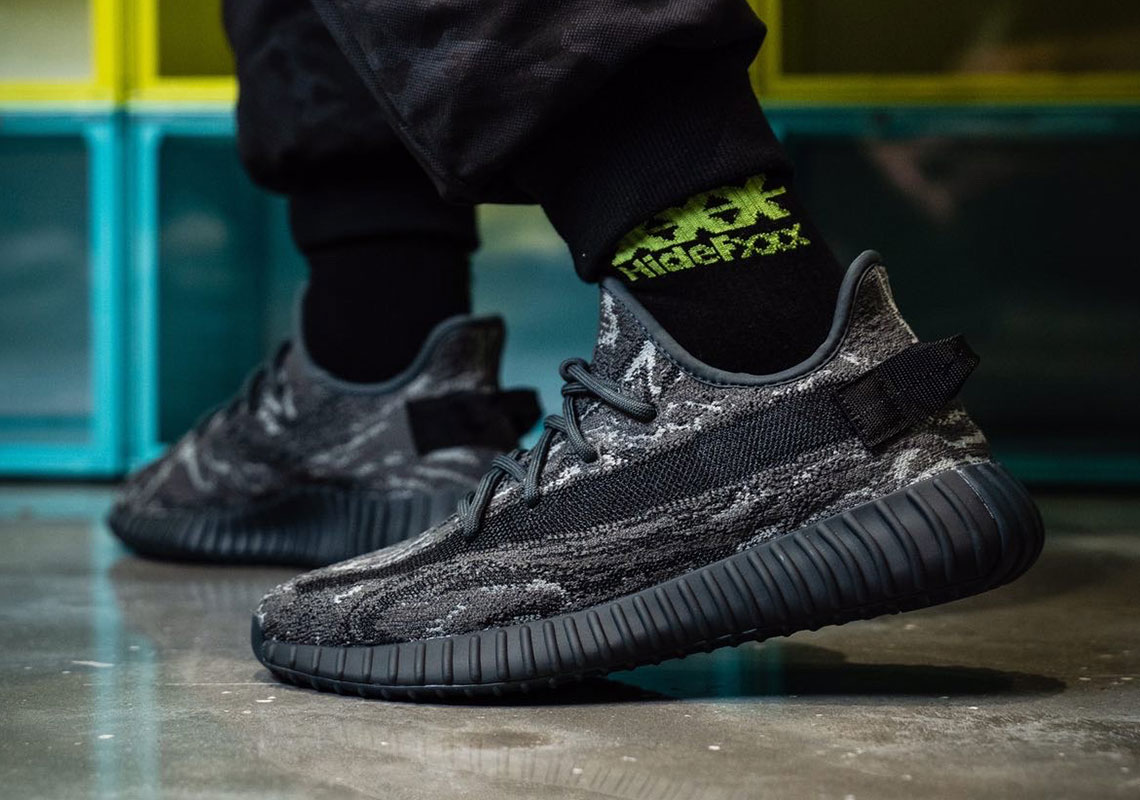 ブランド 即購入可 adidas YEEZY BOOST 350 V2 ONYX アプリの