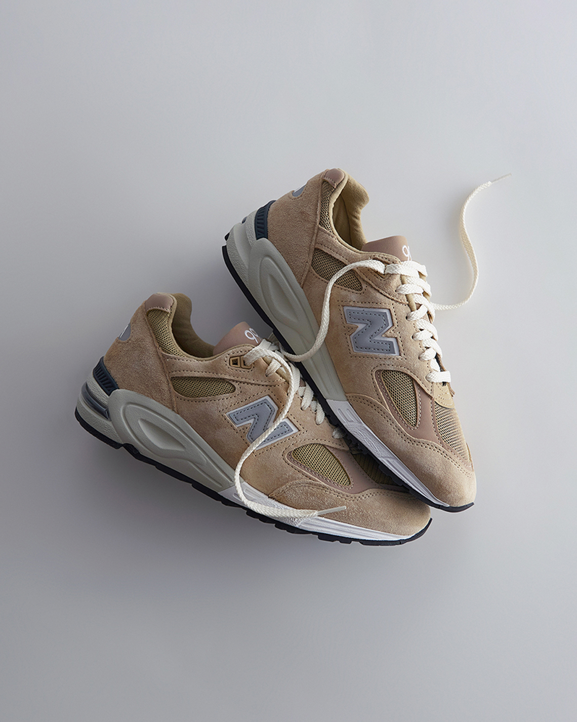 値下げしました。Kith × New Balance 990V2 Tanスニーカー - apezeto.cz