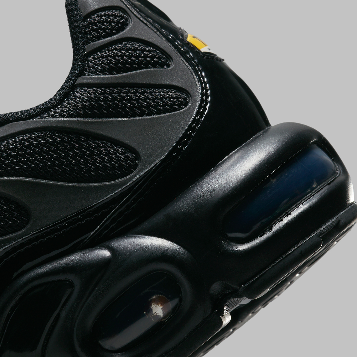 Fobia Escalera tarta Nike Air Max Plus "Reflective Triple Black" FB8479-001 | SneakerNews.com