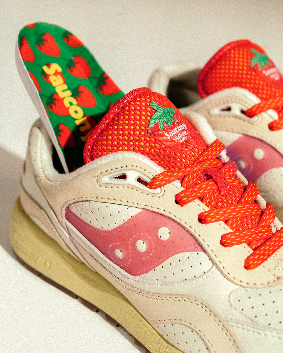 Saucony - Shadow 6000 'New York Cheesecake' Sneakers Beige / Red, 9 / Beige