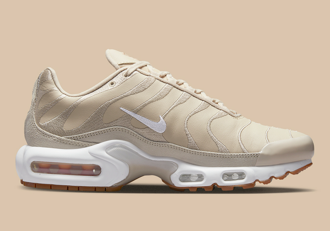 tan nike air max plus